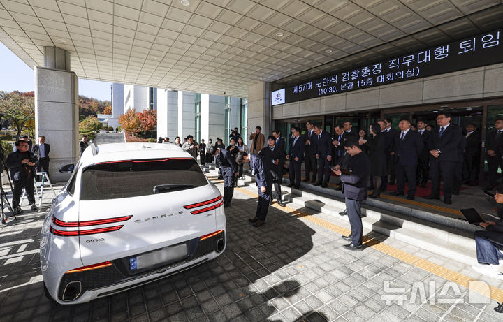 [서울=뉴시스] 김근수 기자 = 대장동 항소 포기 논란으로 사의를 표명한 노만석 전 검찰총장 직무대행이 14일 서울 서초구 대검찰청을 떠나고 있다. 2025.11.14. ks@newsis.com