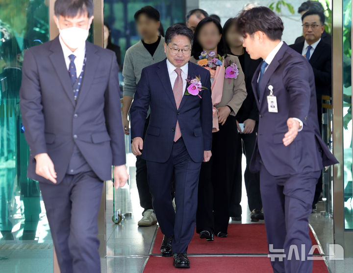 [서울=뉴시스] 홍효식 기자 = 대장동 항소 포기 논란으로 사의를 표명한 노만석 전 검찰총장 직무대행이 14일 서울 서초구 대검찰청을 떠나고 있다. 2025.11.14. yesphoto@newsis.com