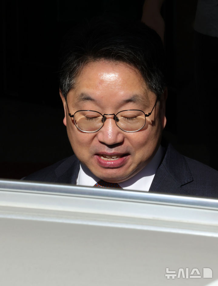 [서울=뉴시스] 홍효식 기자 = 대장동 항소 포기 논란으로 사의를 표명한 노만석 전 검찰총장 직무대행이 14일 서울 서초구 대검찰청을 떠나고 있다. 2025.11.14. yesphoto@newsis.com