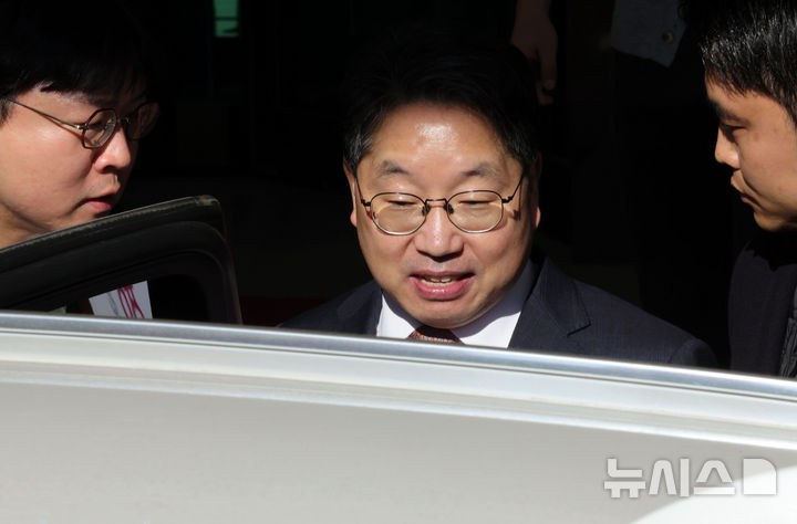 [서울=뉴시스] 홍효식 기자 = 대장동 항소 포기 논란으로 사의를 표명한 노만석 전 검찰총장 직무대행이 지난 14일 서울 서초구 대검찰청을 떠나고 있다. 2025.11.14. yesphoto@newsis.com