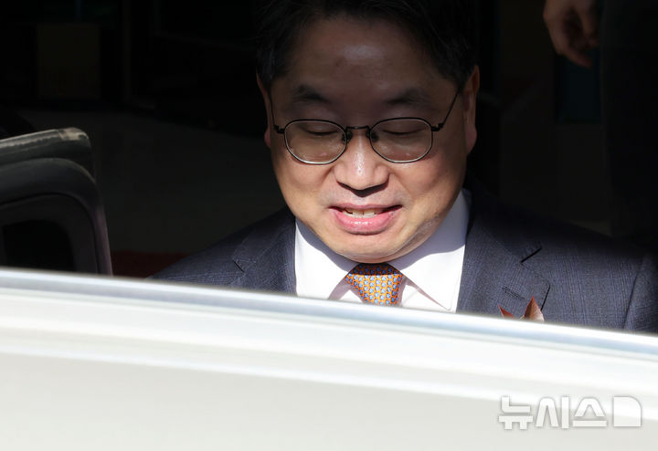 [서울=뉴시스] 홍효식 기자 = 대장동 항소 포기 논란으로 사의를 표명한 노만석 전 검찰총장 직무대행이 14일 서울 서초구 대검찰청을 떠나고 있다. 2025.11.14. yesphoto@newsis.com