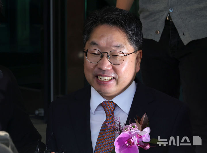 [서울=뉴시스] 홍효식 기자 = 대장동 항소 포기 논란으로 사의를 표명한 노만석 전 검찰총장 직무대행이 14일 서울 서초구 대검찰청을 떠나고 있다. 2025.11.14. yesphoto@newsis.com