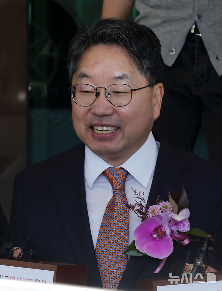 [서울=뉴시스] 홍효식 기자 = 대장동 항소 포기 논란으로 사의를 표명한 노만석 전 검찰총장 직무대행이 14일 서울 서초구 대검찰청을 떠나고 있다. 2025.11.14. yesphoto@newsis.com