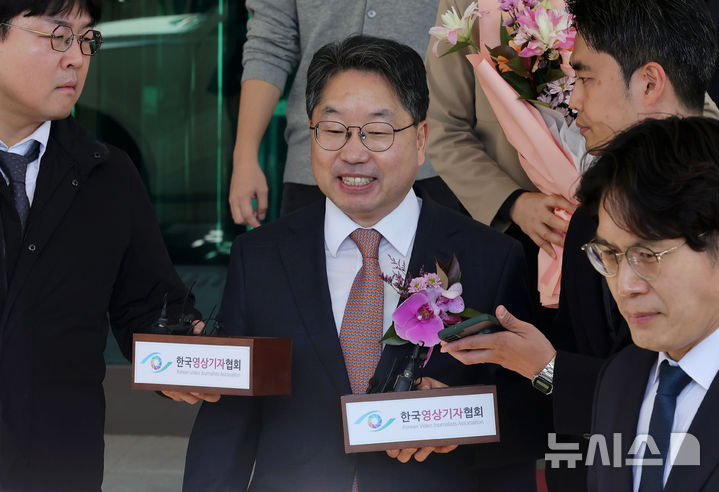 [서울=뉴시스] 홍효식 기자 = 대장동 항소 포기 논란으로 사의를 표명한 노만석 전 검찰총장 직무대행이 14일 서울 서초구 대검찰청을 떠나고 있다. 2025.11.14. yesphoto@newsis.com