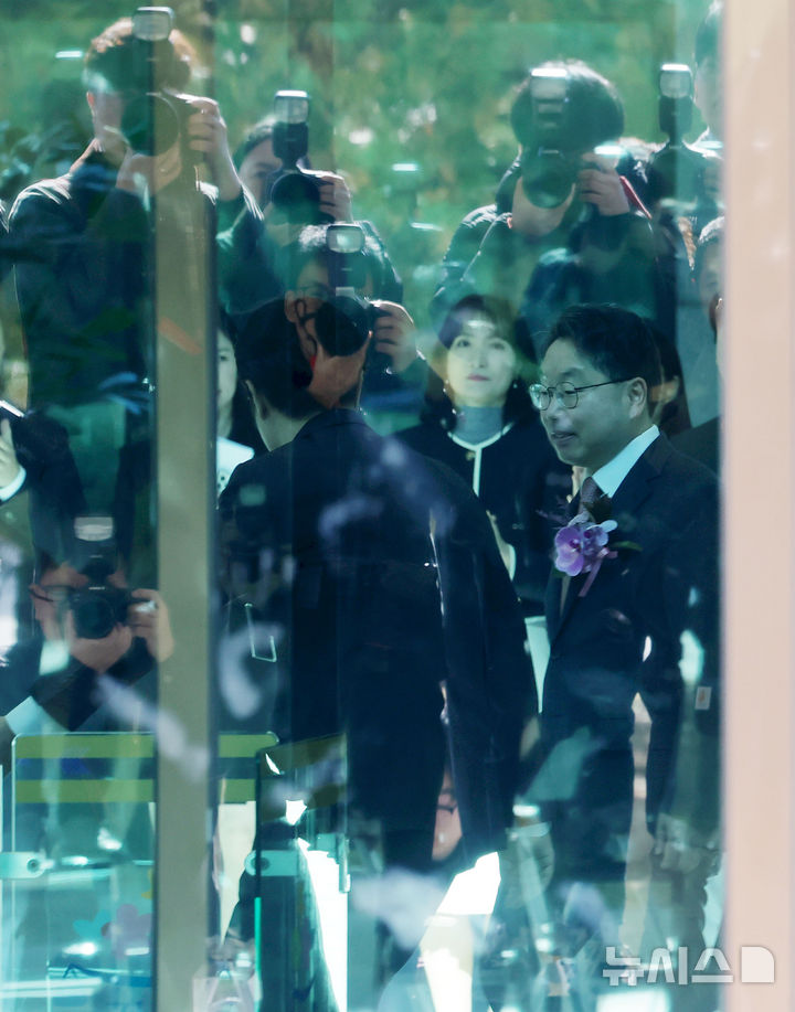 [서울=뉴시스] 홍효식 기자 = 대장동 항소 포기 논란으로 사의를 표명한 노만석 전 검찰총장 직무대행이 14일 서울 서초구 대검찰청에서 퇴임식을 마친 뒤 나서고 있다. 2025.11.14. yesphoto@newsis.com