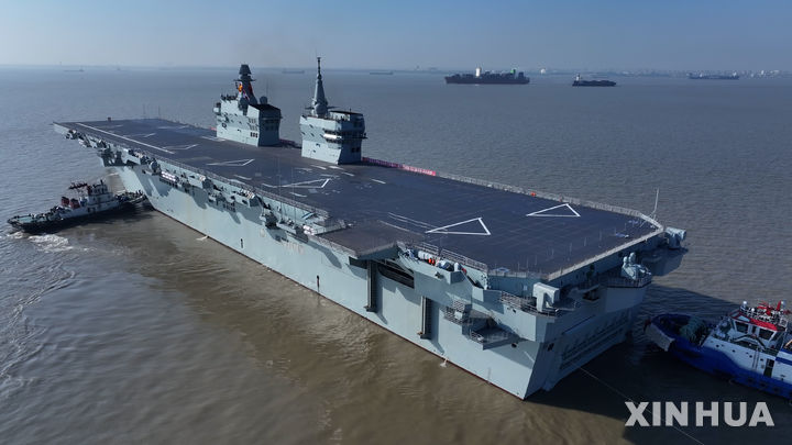 [상하이=신화/뉴시스] 중국 최초의 076형 강습상륙함인 쓰촨함이 14일 오전 상하이의 후둥중화조선소에서 첫 항행 시험 임무를 수행하기 위해 출항했다. 2025.11.14