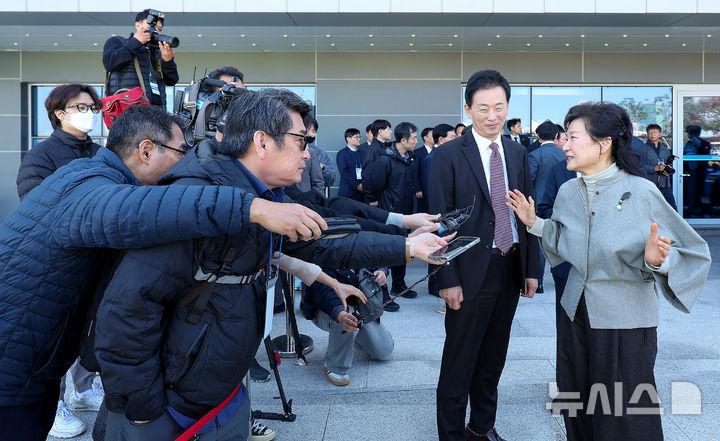[구미=뉴시스] 이무열 기자 = 박근혜 전 대통령이 14일 경북 구미복합스포츠센터에서 열린 박정희 대통령 탄신 108돌 문화행사를 마친 뒤 취재진 질문에 답변하고 있다. 2025.11.14. lmy@newsis.com