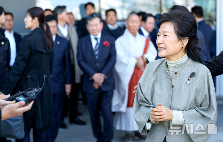 [구미=뉴시스] 이무열 기자 = 박근혜 전 대통령이 14일 경북 구미복합스포츠센터에서 열린 박정희 대통령 탄신 108돌 문화행사를 마친 뒤 취재진 질문에 답변하고 있다. 2025.11.14. lmy@newsis.com