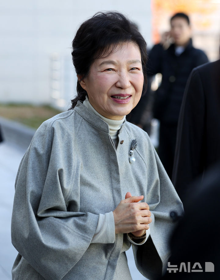 [구미=뉴시스] 이무열 기자 = 박근혜 전 대통령이 14일 경북 구미복합스포츠센터에서 열린 박정희 대통령 탄신 108돌 문화행사를 마친 뒤 취재진 질문에 답변하고 있다. 2025.11.14. lmy@newsis.com