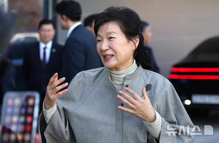 [구미=뉴시스] 이무열 기자 = 박근혜 전 대통령이 14일 경북 구미복합스포츠센터에서 열린 박정희 대통령 탄신 108돌 문화행사를 마친 뒤 취재진 질문에 답변하고 있다. 2025.11.14. lmy@newsis.com