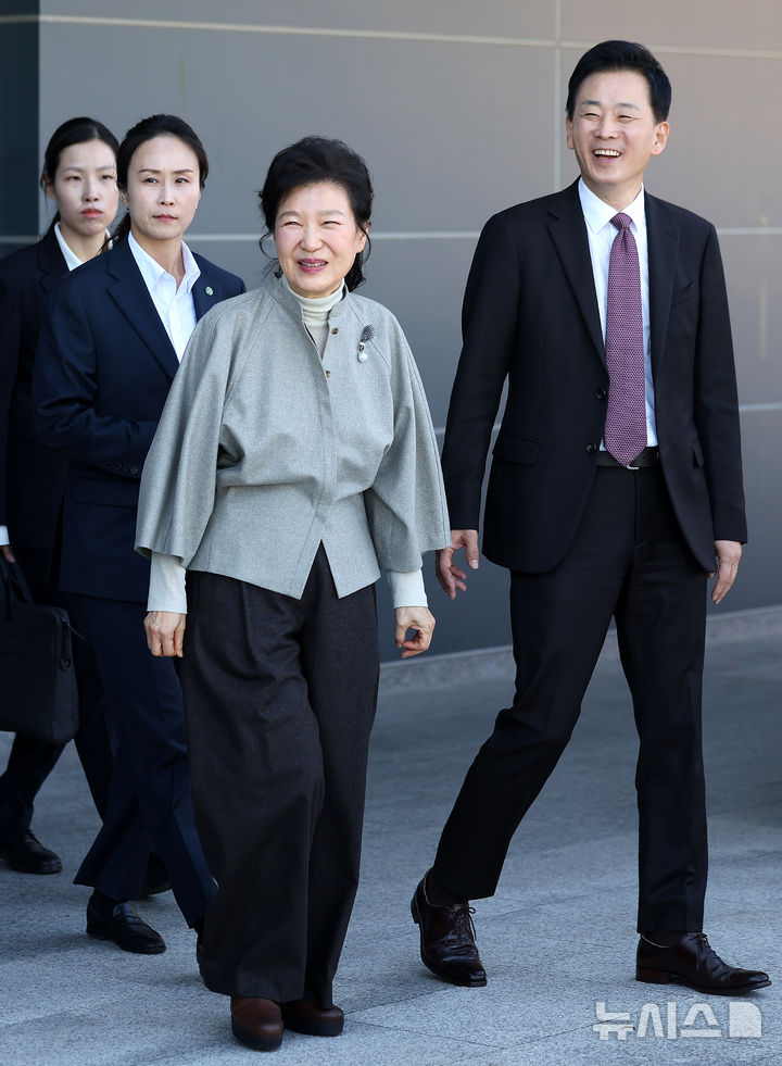 [구미=뉴시스] 이무열 기자 = 박근혜 전 대통령이 14일 경북 구미복합스포츠센터에서 열린 박정희 대통령 탄신 108돌 문화행사를 마친 뒤 행사장을 나오고 있다. 2025.11.13. lmy@newsis.com