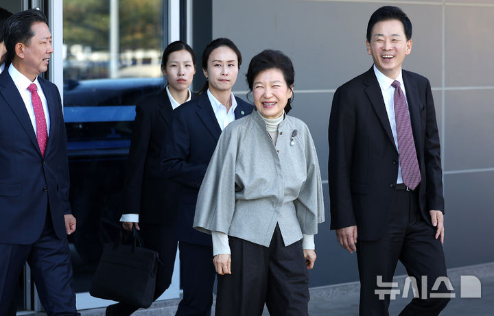 [구미=뉴시스] 이무열 기자 = 박근혜 전 대통령이 14일 경북 구미복합스포츠센터에서 열린 박정희 대통령 탄신 108돌 문화행사를 마친 뒤 행사장을 나오고 있다. 2025.11.13. lmy@newsis.com