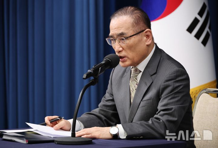 [서울=뉴시스] 최동준 기자 = 위성락 국가안보실장이 14일 서울 용산 대통령실에서 이재명 대통령 G20 순방 일정 관련 브리핑을 하고 있다. (대통령실통신사진기자단) 2025.11.14. photocdj@newsis.com