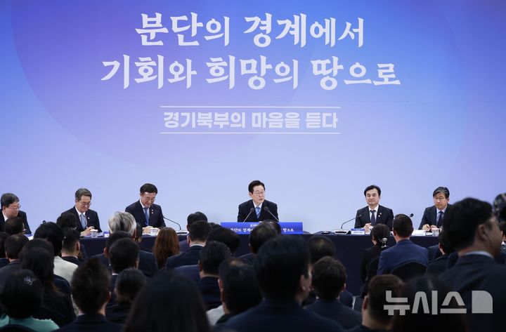 [파주=뉴시스] 최동준 기자 = 이재명 대통령이 14일 경기 파주시 라이브러리스테이 지지향에서 열린 '경기 북부의 마음을 듣다' 타운홀 미팅에서 발언하고 있다. 2025.11.14. photocdj@newsis.com