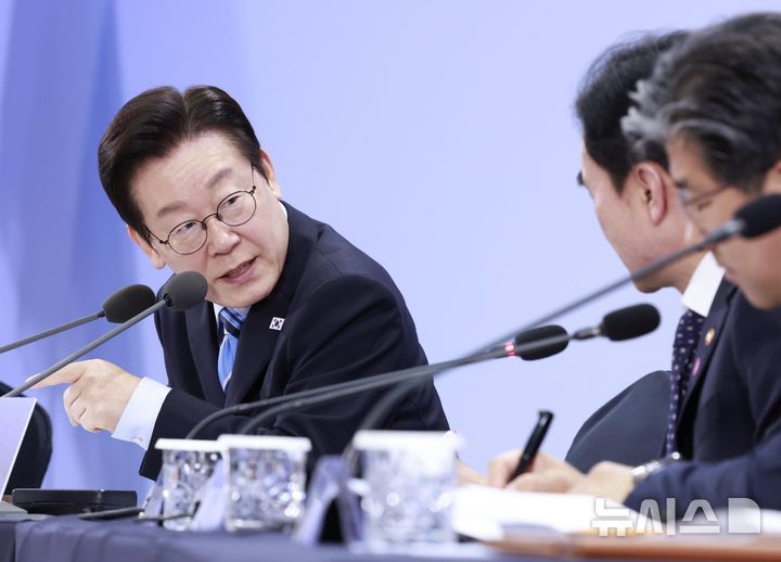 [파주=뉴시스] 최동준 기자 = 이재명 대통령이 14일 경기 파주시 라이브러리스테이 지지향에서 열린 '경기 북부의 마음을 듣다' 타운홀 미팅에서 안규백 국방부 장관에 질문하고 있다. 2025.11.14. photocdj@newsis.com