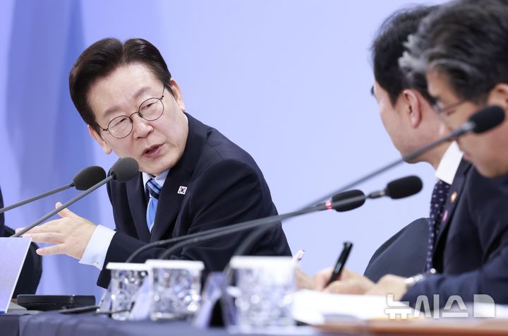 [파주=뉴시스] 최동준 기자 = 이재명 대통령이 14일 경기 파주시 라이브러리스테이 지지향에서 열린 '경기 북부의 마음을 듣다' 타운홀 미팅에서 안규백 국방부 장관에 질문하고 있다. 2025.11.14. photocdj@newsis.com