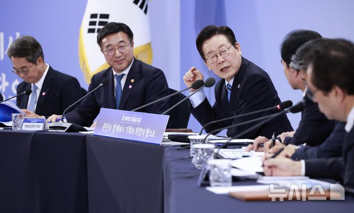 [파주=뉴시스] 최동준 기자 = 이재명 대통령이 14일 경기 파주시 라이브러리스테이 지지향에서 열린 '경기 북부의 마음을 듣다' 타운홀 미팅에서 안규백 국방부 장관에 질문하고 있다. 2025.11.14. photocdj@newsis.com