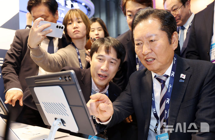  [부산=뉴시스] 하경민 기자 = 정청래 더불어민주당 대표가 14일 부산 해운대구 벡스코에서 열린 글로벌 게임전시회 '지스타 2025' 행사장을 방문, 신작 게임을 체험하고 있다. 2025.11.14. yulnetphoto@newsis.com