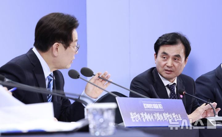 [파주=뉴시스] 최동준 기자 = 안규백 국방부 장관이 14일 경기 파주시 라이브러리스테이 지지향에서 열린 '경기 북부의 마음을 듣다' 타운홀 미팅에서 이재명 대통령의 질문에 답변하고 있다. 2025.11.14. photocdj@newsis.com