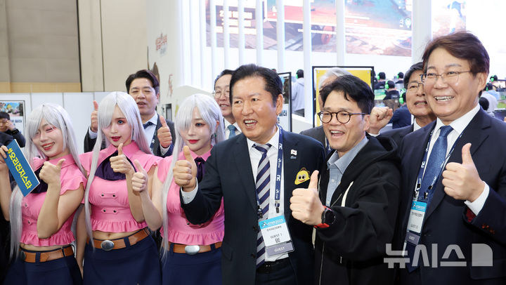  [부산=뉴시스] 하경민 기자 = 정청래 더불어민주당 대표가 14일 부산 해운대구 벡스코에서 열린 글로벌 게임전시회 '지스타 2025' 행사장을 방문, 게임업체 관계자 및 게임 캐릭터 모델 등과 기념사진을 찍고 있다. 2025.11.14. yulnetphoto@newsis.com