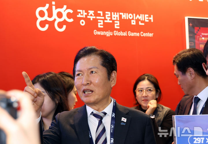  [부산=뉴시스] 하경민 기자 = 정청래 더불어민주당 대표가 지난 14일 부산 해운대구 벡스코에서 열린 글로벌 게임전시회 '지스타 2025' 행사장을 방문, 각 게임업체 부스를 둘러보고 있다. 2025.11.14. yulnetphoto@newsis.com