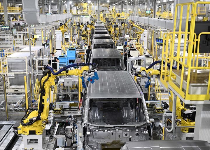 [서울=뉴시스] 기아는 14일 경기 화성시 우정읍 오토랜드 화성에서 '기아 화성 EVO 플랜트 East준공식 및 West기공식'을 개최했다. 사진은 이보 플랜트 이스트 차체 용접 생산라인 모습. (사진=기아 제공) 2025.11.14. photo@newsis.com *재판매 및 DB 금지