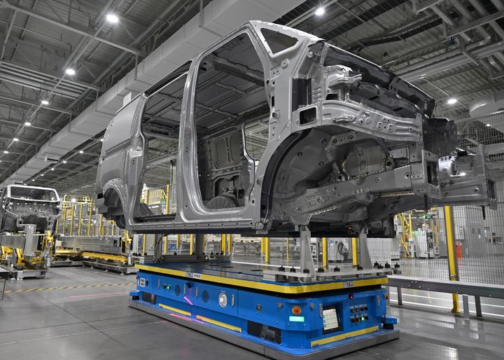 [서울=뉴시스] 기아는 14일 경기 화성시 우정읍 오토랜드 화성에서 '기아 화성 EVO 플랜트 East준공식 및 West기공식'을 개최했다. 사진은 무인운반차량(AGV)이 PV5 차체를 운반하는 모습. (사진=기아 제공) 2025.11.14. photo@newsis.com *재판매 및 DB 금지