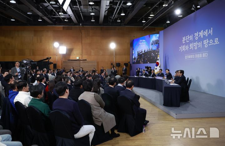 [파주=뉴시스] 최동준 기자 = 이재명 대통령이 14일 경기 파주시 라이브러리스테이 지지향에서 열린 '경기 북부의 마음을 듣다' 타운홀 미팅에서 발언하고 있다. 2025.11.14. photocdj@newsis.com