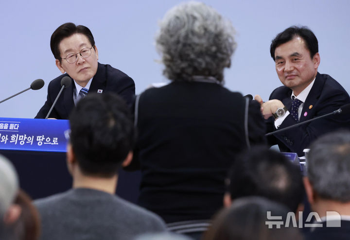 [파주=뉴시스] 최동준 기자 = 이재명 대통령이 14일 경기 파주시 라이브러리스테이 지지향에서 열린 '경기 북부의 마음을 듣다' 타운홀 미팅에서 참석자의 질문을 듣고 있다. 2025.11.14. photocdj@newsis.com