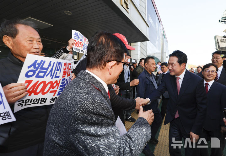[성남=뉴시스] 김근수 기자 = 장동혁 국민의힘 당 대표가 14일 경기 성남시 성남도시개발공사에서 진행된 대장동 개발비리 항소포기 규탄 현장 간담회장으로 이동하면서 지역 당원들과 인사를 나누고 있다. 2025.11.14. ks@newsis.com