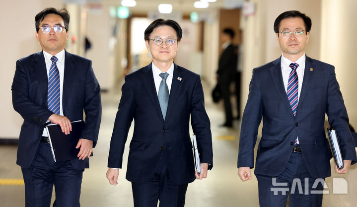 [서울=뉴시스] 추상철 기자 = 김정관(왼쪽 두번째부터) 산업통상부 장관과 여한구 통상교섭본부장이 14일 오후 서울 종로구 정부서울청사에서 '한미 관세협상 팩트시트 및 MOU' 관련 브리핑을 위해 브리핑실로 들어서고 있다. 2025.11.14. scchoo@newsis.com