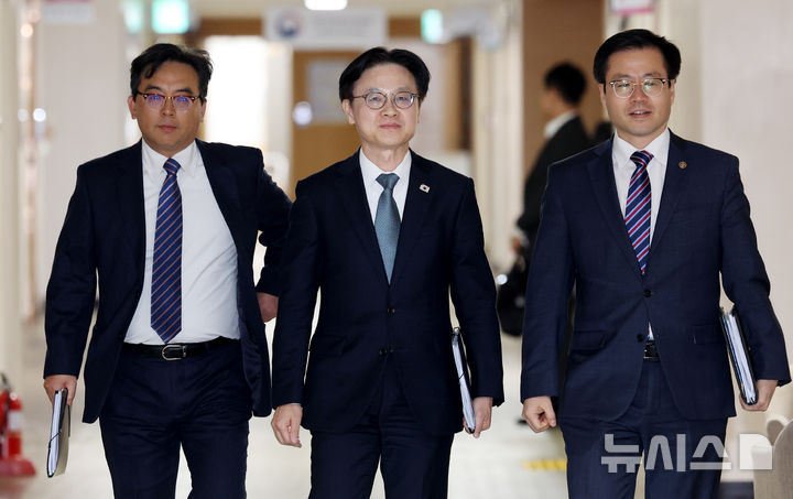 [서울=뉴시스] 추상철 기자 = 김정관(왼쪽 두번째부터) 산업통상부 장관과 여한구 통상교섭본부장이 14일 오후 서울 종로구 정부서울청사에서 '한미 관세협상 팩트시트 및 MOU' 관련 브리핑을 위해 브리핑실로 들어서고 있다. 2025.11.14. scchoo@newsis.com