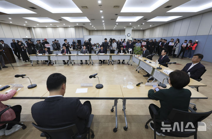 [성남=뉴시스] 김근수 기자 = 장동혁 국민의힘 당 대표가 14일 경기 성남시 성남도시개발공사에서 진행된 대장동 개발비리 항소포기 규탄 현장 간담회에서 발언하고 있다. 2025.11.14. ks@newsis.com