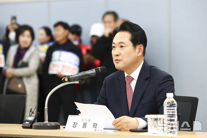 [성남=뉴시스] 김근수 기자 = 장동혁 국민의힘 당대표가 14일 경기 성남시 성남도시개발공사에서 진행된 대장동 개발비리 항소포기 규탄 현장 간담회에 참석해 발언하고 있다. 2025.11.14. ks@newsis.com