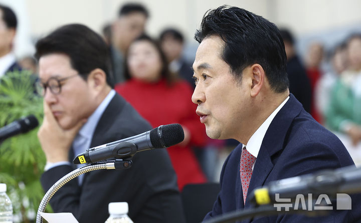 [성남=뉴시스] 김근수 기자 = 장동혁 국민의힘 당대표가 14일 경기 성남시 성남도시개발공사에서 진행된 대장동 개발비리 항소포기 규탄 현장 간담회에 참석해 발언하고 있다. 2025.11.14. ks@newsis.com