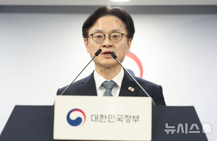 [서울=뉴시스] 추상철 기자 = 김정관 산업통상부 장관과 여한구 통상교섭본부장이 14일 오후 서울 종로구 정부서울청사에서 '한미 관세협상 팩트시트 및 MOU' 관련 브리핑을 하고 있다. 2025.11.14. scchoo@newsis.com