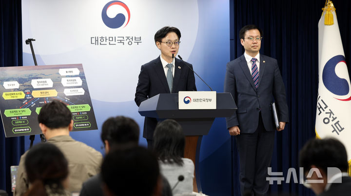 [서울=뉴시스] 추상철 기자 = 김정관 산업통상부 장관과 여한구 통상교섭본부장이 14일 오후 서울 종로구 정부서울청사에서 '한미 관세협상 팩트시트 및 MOU' 관련 브리핑을 하고 있다. 2025.11.14. scchoo@newsis.com