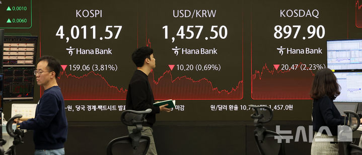 [서울=뉴시스] 김선웅 기자 = 14일 오후 서울 중구 하나은행 본점 딜링룸에서 딜러들이 업무를 수행하고 있다. 2025.11.14. mangusta@newsis.com