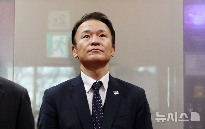 [서울=뉴시스] 추상철 기자 = 한국 정부가 독도에 대한 부당한 영유권을 주장하는 일본 도쿄 내 '영토주권전시관'의 확장 공간을 추가 개관한 데 대해 항의하자 아카마 지로(赤間二郎) 영토문제담당상은 18일 반박하고 나섰다. 지난 14일 일본 도쿄 영토주권전시관 추가 개관과 관련해 초치된 마쓰오 히로타카 주한일본대사관 총괄공사가 서울 종로구 정부서울청사 외교부 청사로 들어서고 있는 모습 2025.11.18. scchoo@newsis.com