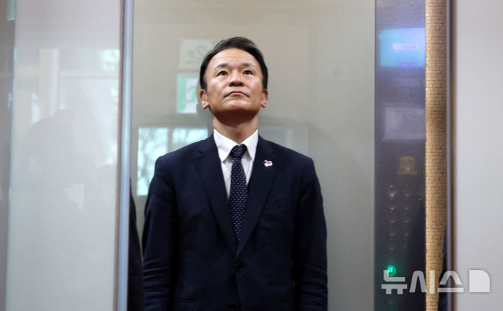 [서울=뉴시스] 추상철 기자 = 일본 도쿄 영토주권전시관 추가 개관과 관련해 초치된 마츠오 히로타카 주한일본대사관 총괄공사가 14일 오후 서울 종로구 정부서울청사 외교부 청사로 들어서고 있다. 2025.11.14. scchoo@newsis.com