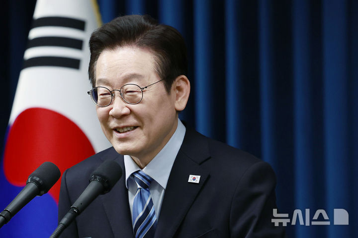 [서울=뉴시스] 최동준 기자 = 이재명 대통령이 14일 서울 용산 대통령실에서 한·미 간 관세·안보 합의를 문서화하는 '조인트 팩트시트(JFS·합동설명자료)' 관련 발표를 마친 뒤 질문에 답변하고 있다. 2025.11.14. photocdj@newsis.com