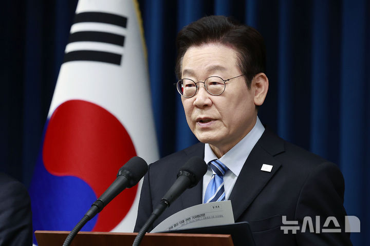 [서울=뉴시스] 최동준 기자 = 이재명 대통령이 14일 서울 용산 대통령실에서 한·미 간 관세·안보 합의를 문서화하는 '조인트 팩트시트(JFS·합동설명자료)' 관련 발표를 하고 있다. 2025.11.14. photocdj@newsis.com