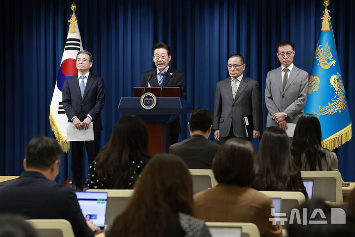 [서울=뉴시스] 최동준 기자 = 이재명 대통령이 14일 서울 용산 대통령실에서 한·미 간 관세·안보 합의를 문서화하는 '조인트 팩트시트(JFS·합동설명자료)' 관련 발표를 하고 있다. 2025.11.14. photocdj@newsis.com