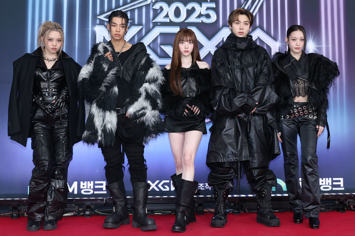 [서울=뉴시스] 정병혁 기자 = 올데이 프로젝트가 14일 인천 영종도 인스파이어아레나에서 열린 '2025KGMA' 시상식 레드카펫에서 포즈를 취하고 있다. (사진=KGMA 조직위원회 제공) 2025.11.14. photo@newsis.com *재판매 및 DB 금지