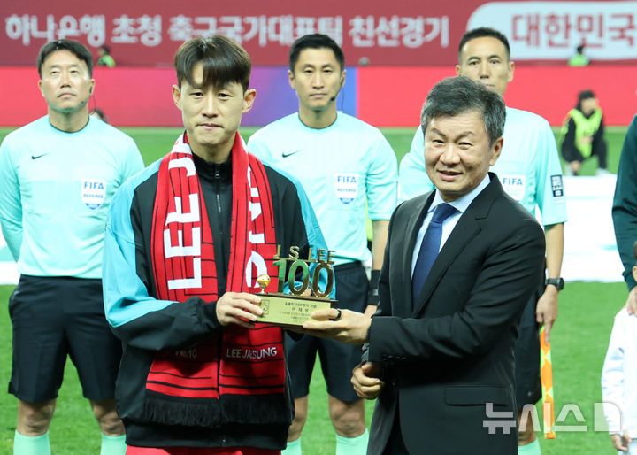 [대전=뉴시스] 조성우 기자 = 14일 오후 대전 유성구 대전월드컵경기장에서 열린 축구 국가대표팀 평가전 대한민국과 볼리비아의 경기에 앞서 이재성의 '센추리클럽(A매치 100경기 출전)' 가입 기념식이 진행되고 있다. 2025.11.14. xconfind@newsis.com