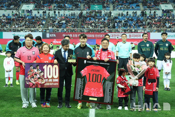 [대전=뉴시스] 조성우 기자 = 14일 오후 대전 유성구 대전월드컵경기장에서 열린 축구 국가대표팀 평가전 대한민국과 볼리비아의 경기에 앞서 이재성의 '센추리클럽(A매치 100경기 출전)' 가입 기념식이 진행되고 있다. 2025.11.14. xconfind@newsis.com