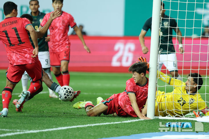 [대전=뉴시스] 조성우 기자 = 14일 오후 대전 유성구 대전월드컵경기장에서 열린 축구 국가대표팀 평가전 대한민국과 볼리비아의 경기, 전반전 한국 이재성이 헤더를 시도하다 넘어지고 있다. 2025.11.14. xconfind@newsis.com