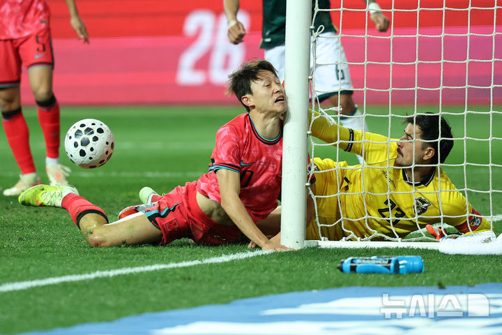 [대전=뉴시스] 조성우 기자 = 14일 오후 대전 유성구 대전월드컵경기장에서 열린 축구 국가대표팀 평가전 대한민국과 볼리비아의 경기, 전반전 한국 이재성이 헤더를 시도하다 넘어지고 있다. 2025.11.14. xconfind@newsis.com