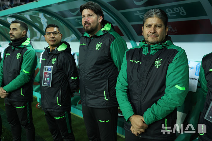 [대전=뉴시스] 조성우 기자 = 14일 오후 대전 유성구 대전월드컵경기장에서 열린 축구 국가대표팀 평가전 대한민국과 볼리비아의 경기, 볼리비아 오스카르 비예가스(오른쪽) 감독이 경기 시작을 기다리고 있다. 2025.11.14. xconfind@newsis.com