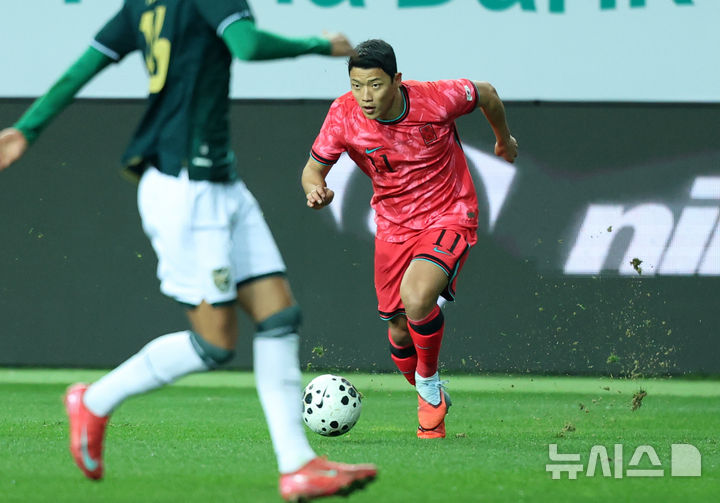 [대전=뉴시스] 조성우 기자 = 14일 오후 대전 유성구 대전월드컵경기장에서 열린 축구 국가대표팀 평가전 대한민국과 볼리비아의 경기, 전반전 한국 황희찬이 드리블 돌파하고 있다. 2025.11.14. xconfind@newsis.com